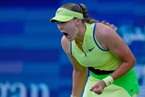 Mirra Andreeva đập nát vợt và bật khóc sau thất bại cay đắng tại Indian Wells 2026