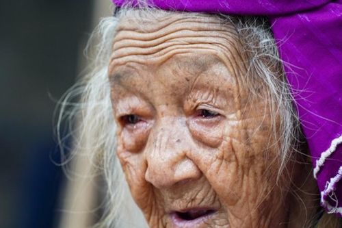Hà Giang: Chuyện về cụ bà 97 tuổi vẽ sáp ong khiến hàng triệu khách Tây tan chảy