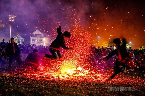Huyền bí Lễ nhảy lửa của người Dao Đỏ