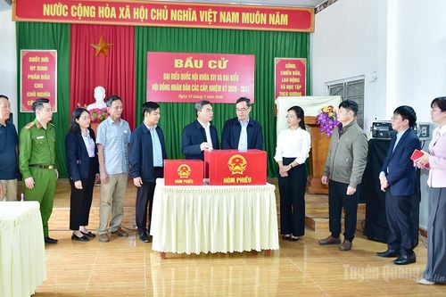 Phó Bí thư Tỉnh ủy, Chủ tịch Ủy ban MTTQ Việt Nam tỉnh Ma Thế Hồng kiểm tra công tác chuẩn bị bầu cử tại các địa phương