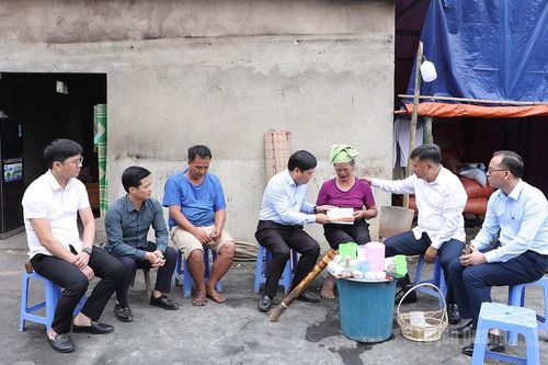 Thăm hỏi, động viên, trao hỗ trợ gia đình bị hỏa hoạn tại xã Trung Hà