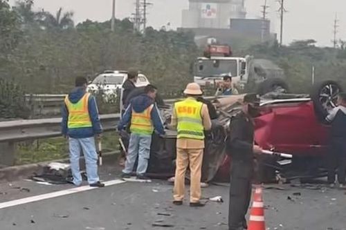 Ô tô lật ngửa, biến dạng sau tai nạn trên cao tốc qua Ninh Bình, tài xế may mắn thoát nạn