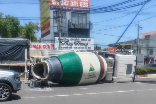 TP.HCM: Xe bồn leo dải phân cách, tông cột đèn rồi lật giữa đường