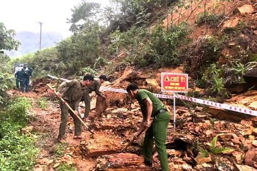 Quảng Ngãi: Khẩn trương thông đường liên xã, đảm bảo giao thông trước thềm bầu cử