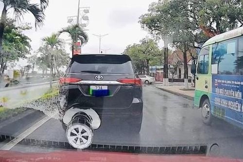 Tài xế dừng xe ô tô giữa đường ở Quảng Trị bị xử phạt, trừ điểm giấy phép lái xe