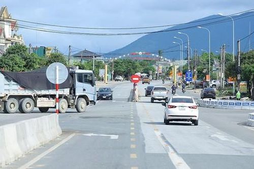 Sắp thảm lại mặt đường quốc lộ 1 qua Khu kinh tế Vũng Áng