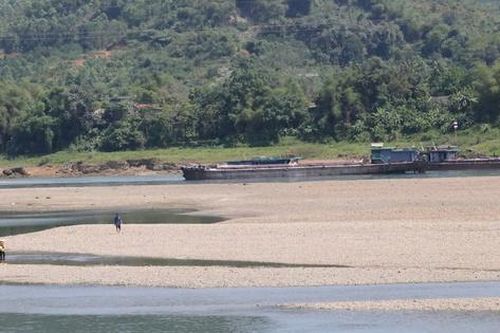 Sông Đà cạn trơ đáy, có thể đi bộ dạo giữa lòng sông