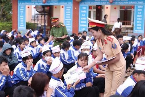 Lâm Đồng: Tuyên truyền pháp luật giao thông cho hơn 4.000 học sinh, giáo viên và giáo dân