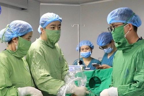 Can thiệp bào thai dẫn lưu màng phổi, cứu thai nhi nguy kịch trong bụng mẹ