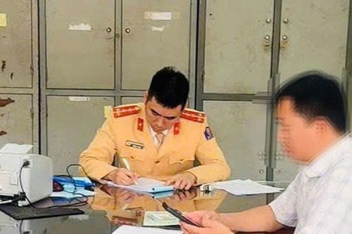 Thái Nguyên: Xử lý lái xe ô tô taxi 'sử dụng điện thoại di động' khi điều khiển phương tiện tham gia giao thông