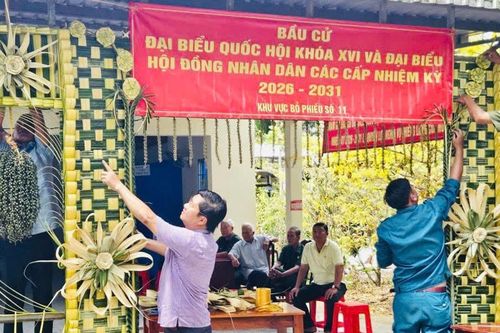 An Giang: Độc đáo cổng chào điểm bầu cử kết bằng lá dừa