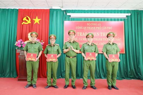Bộ Công an thưởng đột xuất Công an phường ở Cần Thơ