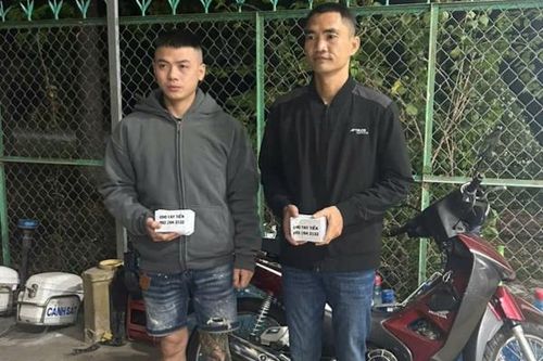 Buộc hai thanh niên nhặt lại toàn bộ tờ rơi 'tín dụng đen' đã rải trên đường