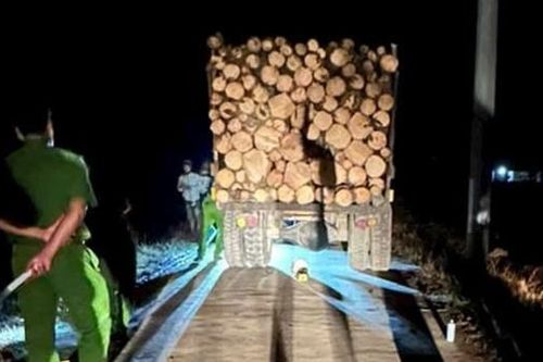 Tông vào đuôi xe công nông, người điều khiển xe máy tử vong