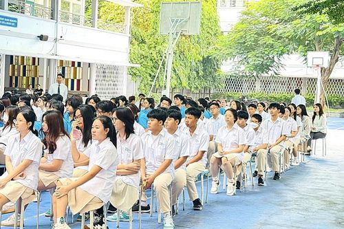 Tuyển sinh lớp 10: Phụ huynh còng lưng 'đặt cọc' giữ chỗ