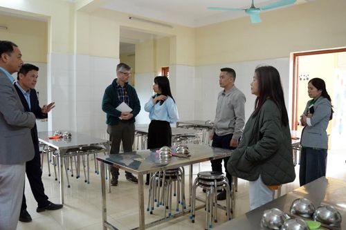 Giám đốc điều hành ChildFund Australia khảo sát dự án tại xã Minh Khai