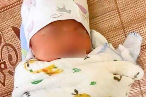 Người đàn ông đi đường phát hiện bé sơ sinh nặng 3,5kg bị bỏ rơi lúc tối muộn ở Bắc Ninh