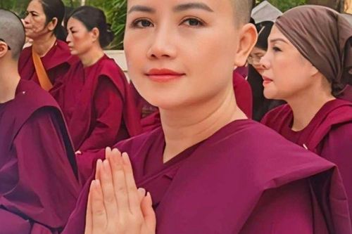 Hình ảnh khác lạ của nữ diễn viên phim giờ vàng, từng có 4 cuộc hôn nhân thất bại, sau khi xuống tóc gieo duyên ở Ấn Độ