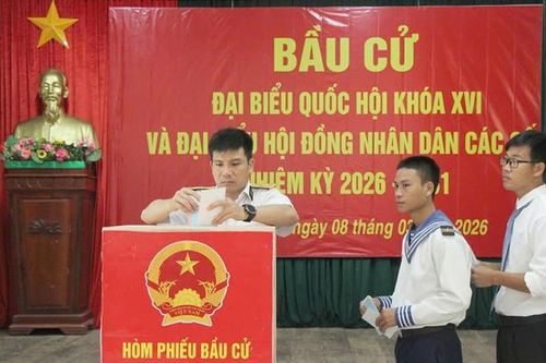 Tổ bầu cử trực tiếp mang hòm phiếu đến từng khu giam giữ để thực hiện bầu cử