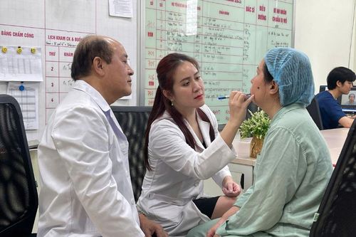 Mang khuôn mặt lệch hơn 40 năm, người phụ nữ tập cười ở tuổi 44