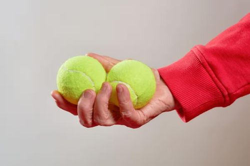 Vì sao khi đi máy bay bạn nên mang theo một quả bóng tennis?