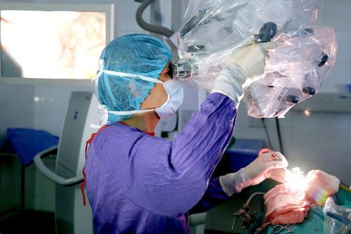 Chi tiền tỷ ra nước ngoài chữa bệnh, cuối cùng vẫn về 'cầu cứu' bác sĩ Việt