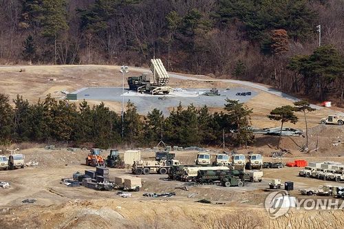Đoàn xe vận chuyển bệ phóng THAAD tại Hàn Quốc trong đêm