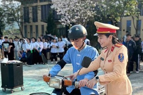 Gần 300 học sinh dân tộc nội trú được hướng dẫn kỹ năng lái xe an toàn
