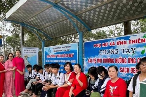 Đưa vào sử dụng 2 công trình 'Nhà chờ xe buýt' chào mừng bầu cử