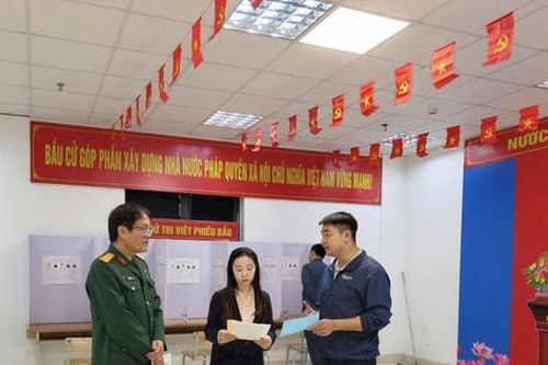 Đoàn giám sát của Ủy ban MTTQ Việt Nam xã Thanh Trì kiểm tra công tác bầu cử tại 6 đơn vị