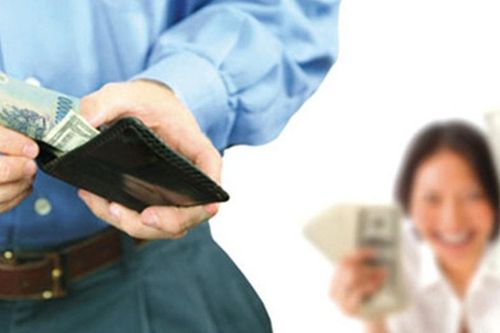 Đàn ông khôn ngoan nên biết: Tiền có thể giao cho vợ, nhưng 2 quyền này nhất định phải tự nắm giữ!