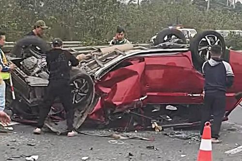 Ô tô 'ngửa bụng' trên cao tốc sau va chạm với xe đầu kéo, lái xe 'lóp ngóp' bò ra ngoài