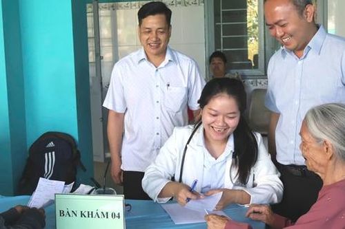 Khám miễn phí hơn 2.000 người dân TPHCM, thúc đẩy tiếp cận y tế toàn diện