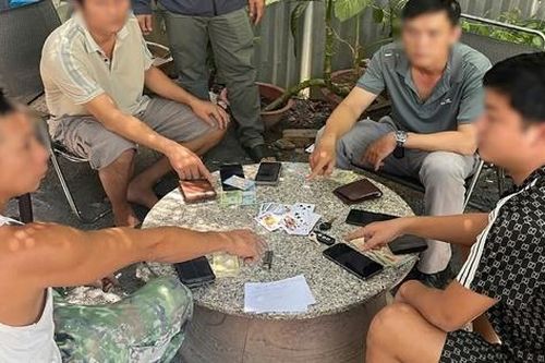 Công an bắt 9 đối tượng đánh bạc bằng hình thức 'tiến lên' và 'xóc đĩa'