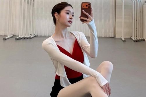 'Hot girl phông bạt' Hàn Quốc chê bạn trai dùng điện thoại Samsung