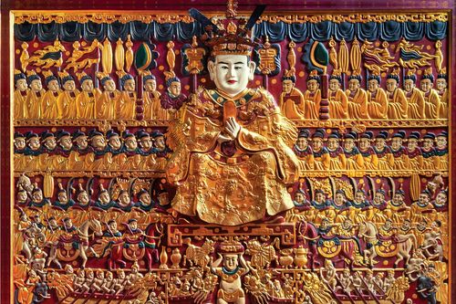 Cận cảnh phù điêu Lạc Long Quân