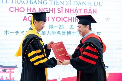 Từ 15/3, không dùng 'tiến sĩ danh dự', 'giáo sư danh dự' thay học hàm