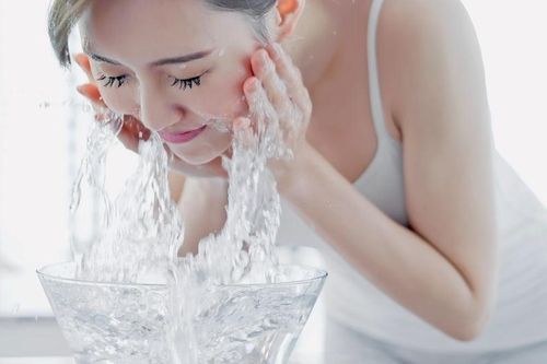Chăm da thế nào khi liên tục thức khuya, ăn uống thất thường?