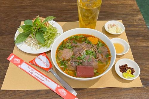 Quán bún bò ở TP.HCM nhận 'bão tim' vì bảng thông báo ấm lòng