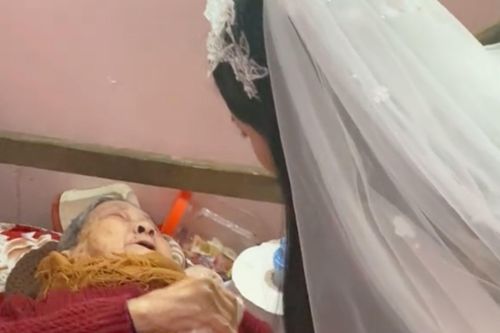 Cháu gái tạm biệt bà 90 tuổi trước khi lấy chồng gây xúc động