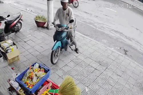Vỉa hè ở Đà Nẵng bất ngờ sụt, người đàn ông thoát nạn trong gang tấc