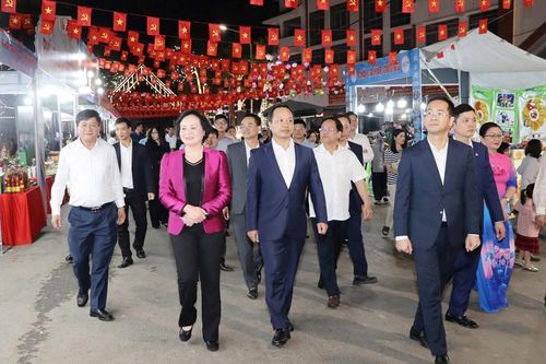 Phó Thủ tướng Phạm Thị Thanh Trà tham quan không gian quảng bá văn hóa, du lịch Điện Biên