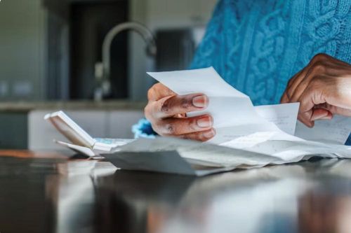 Hàng triệu người Mỹ cắt giảm chi phí sinh hoạt trang trải tiền chăm sóc sức khỏe