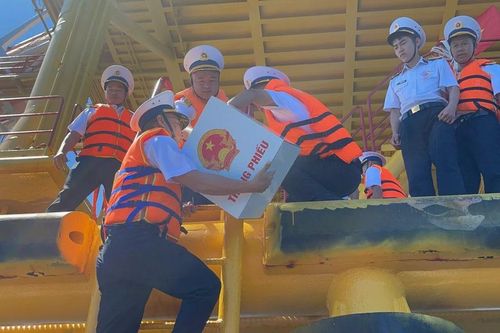Hành trình thùng phiếu đu dây, vượt sóng lớn tới cử tri thềm lục địa phía nam