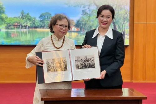 Khu Di tích Phủ Chủ tịch tiếp nhận ảnh tư liệu về Chủ tịch Hồ Chí Minh