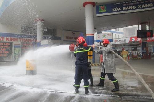 Diễn tập chữa cháy tại cửa hàng xăng dầu có quy mô lớn