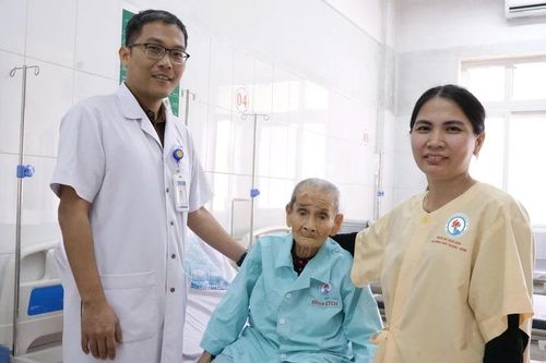 Thay khớp háng bán phần cho bệnh nhân 106 tuổi