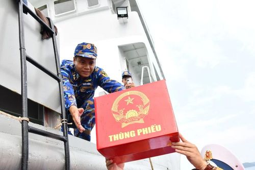 Cán bộ, chiến sĩ Lữ đoàn 127 bầu cử sớm tại Phú Quốc