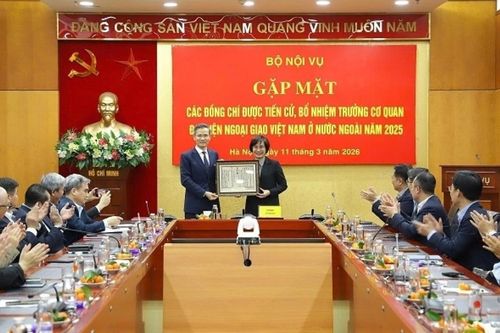 Đoàn Trưởng Cơ quan đại diện ngoại giao Việt Nam ở nước ngoài làm việc với Bộ Nội vụ