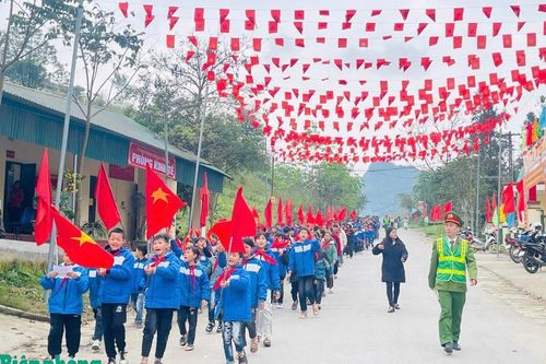 Gần 1.000 cán bộ, đoàn viên, học sinh vùng biên tham gia diễu hành chào mừng Ngày toàn dân đi bầu cử